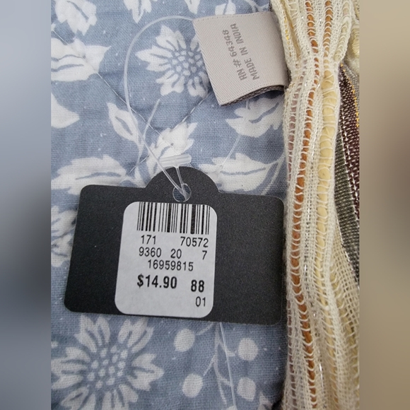 NWT Avenue Beige Scarf - Picture 6 of 8